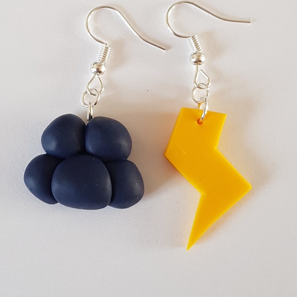 boucles d'oreilles originales,boucles dépareillées,nuage bleu electrique ,éclair jaune ,boucles fantaisie