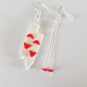 Fimo-skidor och stavar, vita och röda örhängen, vintertema, skidörhängen, omaka örhängen, Fimo