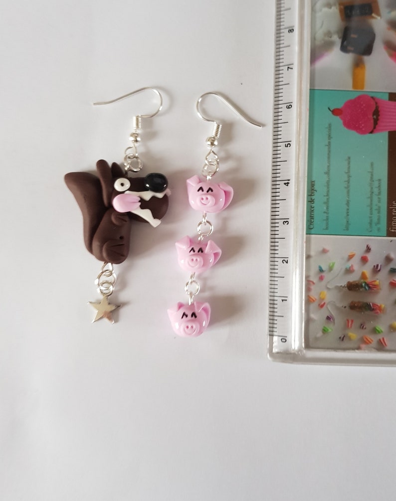 boucles d'oreille les trois petits cochons et loup personnages livre conte fée,boucles d'oreilles dépareillées,boucles d'oreilles originales image 2