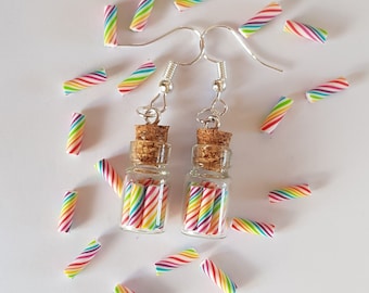 boucles noël,fiole sucre d'orge multicolore,boucles d'oreilles gourmandes,cadeau gourmande, thème noël,cadeau noel,fimo,verre,liège