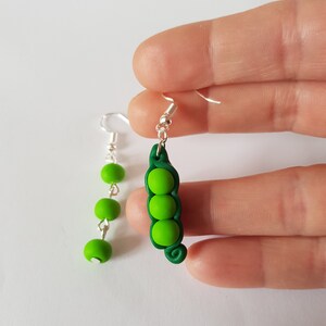 cadeau original,boucles d oreilles petits pois,boucles d oreilles originales,cadeau gourmand,pate fimo,boucles pois,bijoux de pois image 6