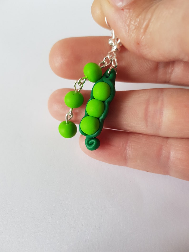 cadeau original,boucles d oreilles petits pois,boucles d oreilles originales,cadeau gourmand,pate fimo,boucles pois,bijoux de pois image 2