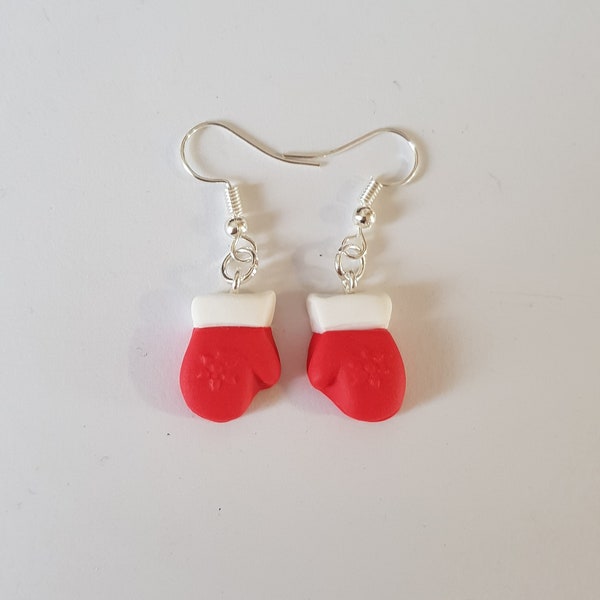 boucles d oreilles theme noel,rouge et blanc,moufles,boucles ski,hiver,fimo,boucles noel,cadeau anniversaire,cadeau noel