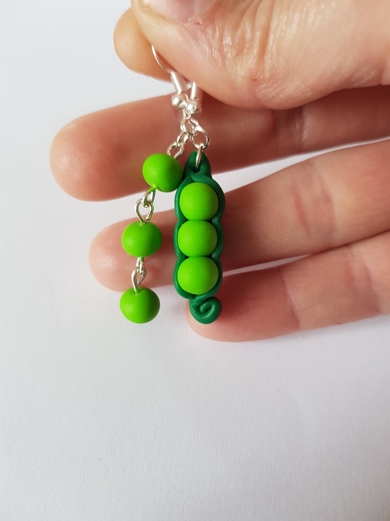 cadeau original,boucles d oreilles petits pois,boucles d oreilles originales,cadeau gourmand,pate fimo,boucles pois,bijoux de pois image 3