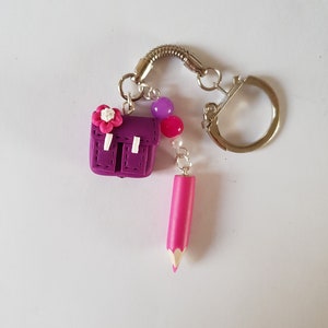 cadeau maitresse ,cadeau atsem ,cadeau école,porte clés cartable,violet,rose fuchsia,pate fimo image 3