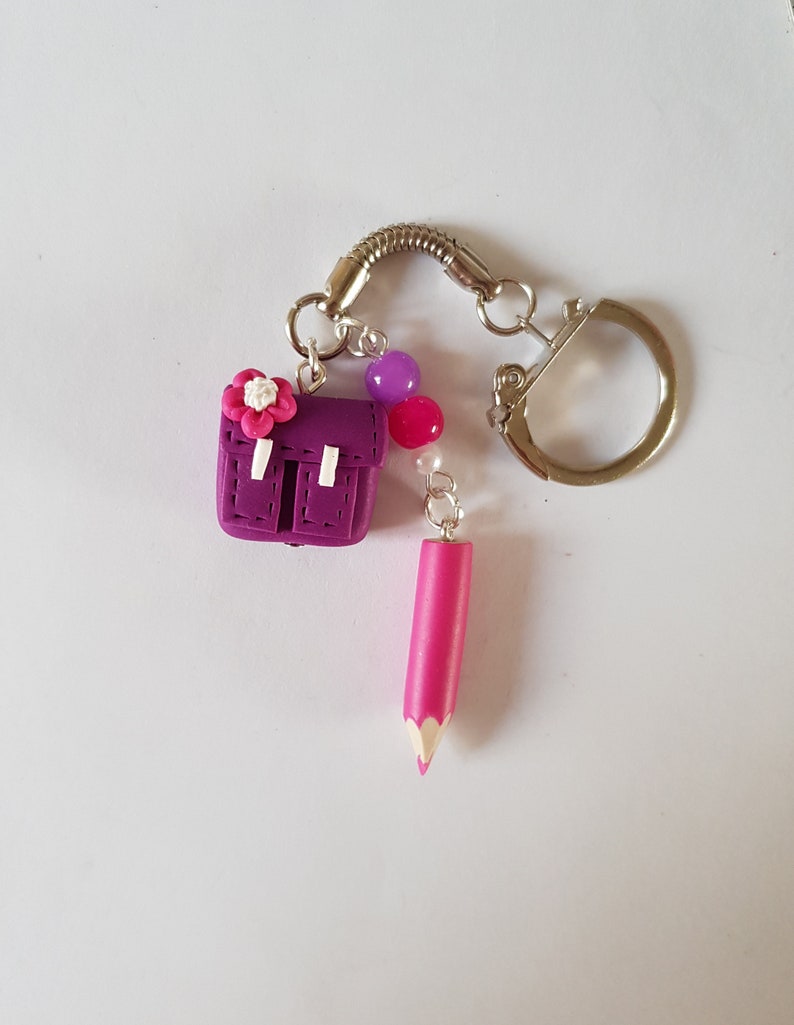 cadeau maitresse ,cadeau atsem ,cadeau école,porte clés cartable,violet,rose fuchsia,pate fimo image 3