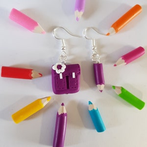boucles d oreilles maitresse,boucles dépareillées,theme ecole,boucles originales, cartable  et crayon,violet, fleur,cadeau maitresse