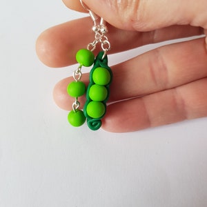 cadeau original,boucles d oreilles petits pois,boucles d oreilles originales,cadeau gourmand,pate fimo,boucles pois,bijoux de pois image 4