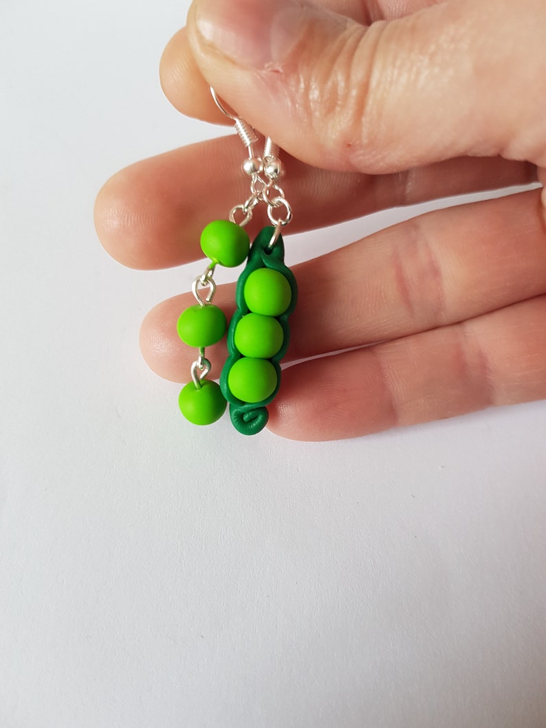 cadeau original,boucles d oreilles petits pois,boucles d oreilles originales,cadeau gourmand,pate fimo,boucles pois,bijoux de pois image 4