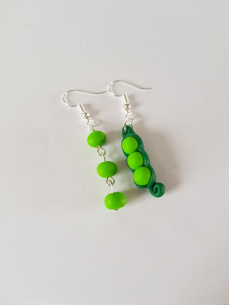 cadeau original,boucles d oreilles petits pois,boucles d oreilles originales,cadeau gourmand,pate fimo,boucles pois,bijoux de pois image 1