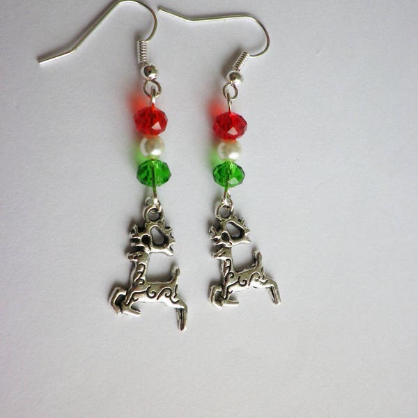 rennes du pere noel en boucles d oreilles perles rouge vert blanc theme traditionnel