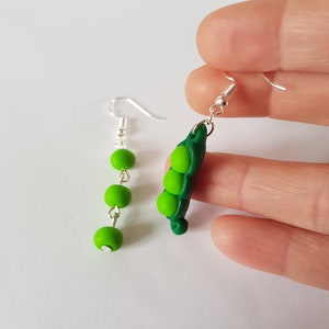 cadeau original,boucles d oreilles petits pois,boucles d oreilles originales,cadeau gourmand,pate fimo,boucles pois,bijoux de pois image 5