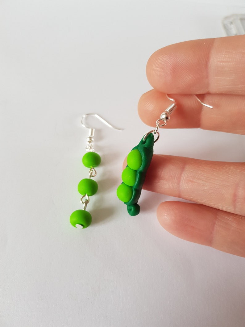 cadeau original,boucles d oreilles petits pois,boucles d oreilles originales,cadeau gourmand,pate fimo,boucles pois,bijoux de pois image 5