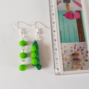 cadeau original,boucles d oreilles petits pois,boucles d oreilles originales,cadeau gourmand,pate fimo,boucles pois,bijoux de pois image 7