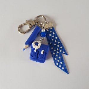 cadeau maitresse,cadeau atsem,porte-clés école,cadeau ecole,cartable,bleu marine,crayon,fimo,merci maitresse,cadeau remerciement,merci
