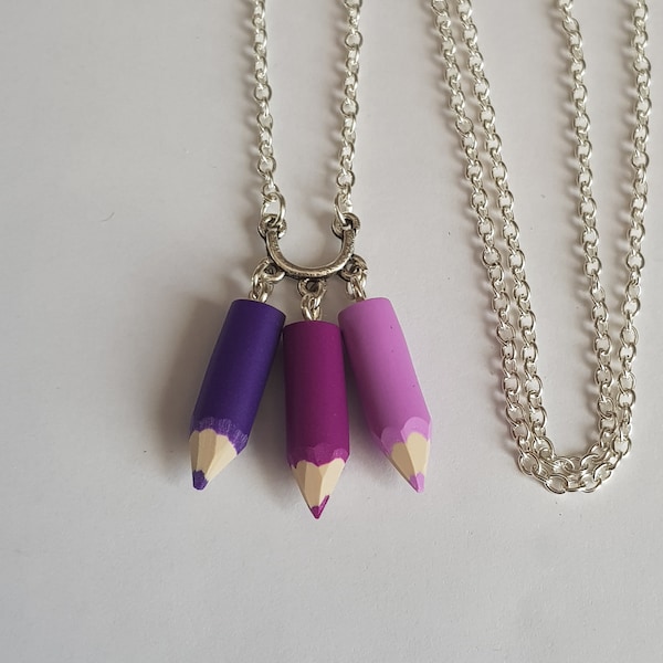 collier ecole ,cadeau maitreese,collier crayons,violet,mauve,lavande,merci maitresse,merci atsem,pate fimo