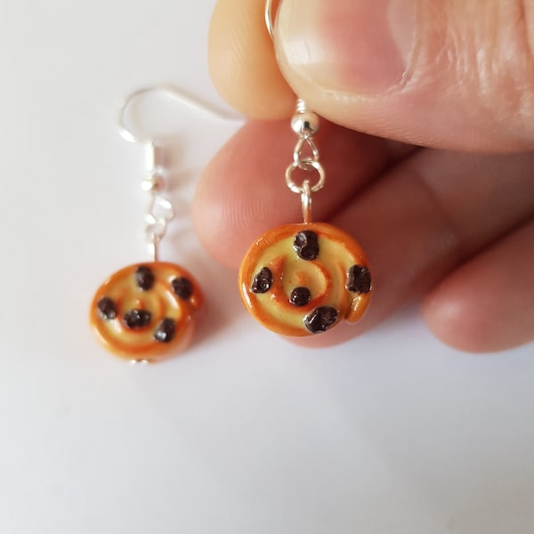 boucles d oreilles gourmandes,boucles pain aux raisins,pate fimo,pain aux raisins, escargot creme patissiere,bijou gourmand,cadeau rigolo