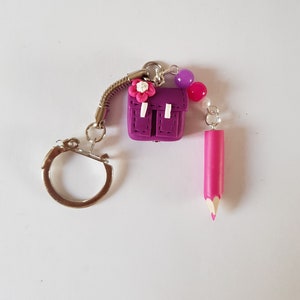 cadeau maitresse ,cadeau atsem ,cadeau école,porte clés cartable,violet,rose fuchsia,pate fimo image 1