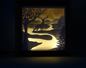 Shadowbox, Hirsch in der Winterlandschaft. Kann als Nachtlampe wegen des Lichtglühens oder als dekorative Lampe im Haus verwendet werden.