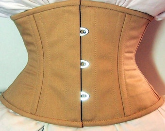 Op de afbeelding: Een bruin katoenen corset met stalen baleinen en zilverkleurige metalen sluitingen. Het corset heeft een gladde, matte afwerking en een rechte onderkant.