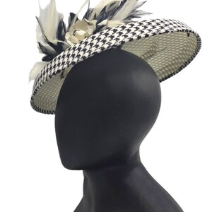Accessorio Testa Per Matrimoni Fascinatore Con Fiore E Piume Per Eventi Eleganti: Royal Ascot, Matrimoni, Feste - Clip O Spilla Fascinatore Piume E Fiori