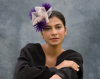 Petit fascinator beige violet. fascinateur de derby. pince à cheveux de fête. Derby kentucky. chapeau de course ascot. bandeau de mariage. chapeau de soirée.