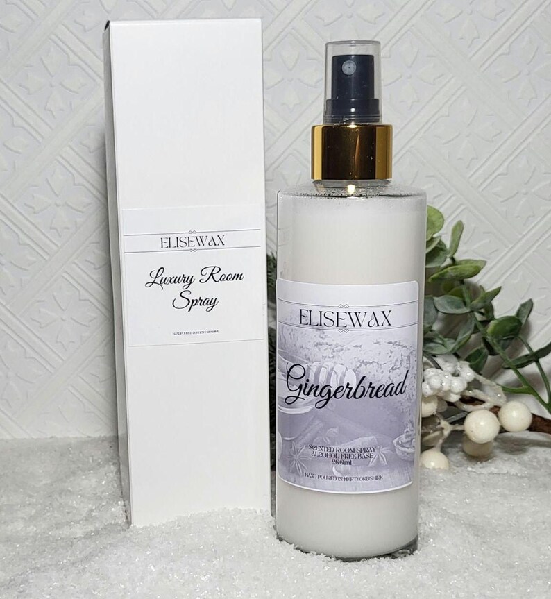 Może przedstawiać: Biała butelka sprayu do pomieszczeń o zapachu piernika z złotą nakrętką i etykietą z napisem "Elisewax Gingerbread Scented Room Spray Alcohol Free Base 200ml Made in Great Britain".