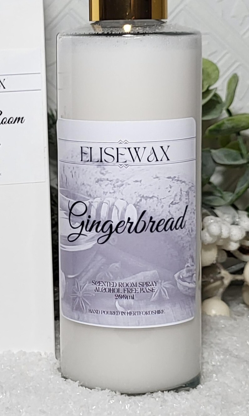 Może przedstawiać: Biała butelka ze złotą nakrętką i białą etykietą z napisem "ELISEWAX Gingerbread Scented Room Spray Alcohol Free Base 200ml Hand Poured in Hertfordshire."