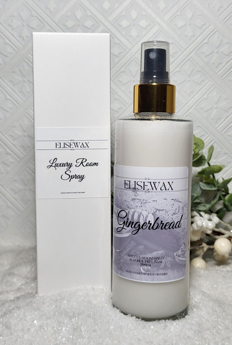 Może przedstawiać: Biała butelka sprayu do pomieszczeń o zapachu piernika z złotą nakrętką i białą etykietą z napisem "Elisewax Gingerbread Scented Room Spray Alcohol Free Base 200ml Hand Poured in Hertfordshire"