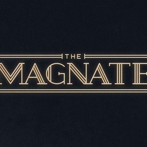Peut inclure: Le logo Magnate en lettres dorées avec deux lignes au-dessus et en dessous du texte sur un fond bleu foncé.