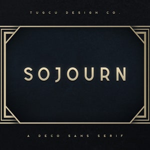 Peut inclure: Un design graphique de couleur or avec le mot "SOJOURN" en police sans serif. Le texte est entouré d'un cadre double ligne de couleur or avec des coins arrondis. Le texte "A DECO SANS SERIF" est situé sous le cadre.