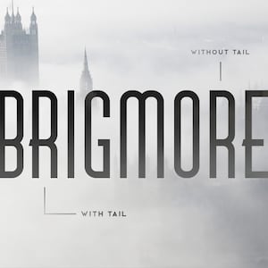 Peut inclure: Une image en noir et blanc du mot "BRIGMORE" dans une police de caractères épaisse et sans empattement. Le mot est centré dans l'image et est entouré d'un fond brumeux. Le texte "WITHOUT TAIL" apparaît au-dessus du mot et "WITH TAIL" apparaît en dessous du mot.