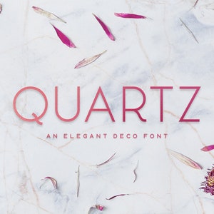 Peut inclure: Un fond en marbre rose et blanc avec des pétales de fleurs roses éparpillés autour du texte "QUARTZ AN ELEGANT DECO FONT".