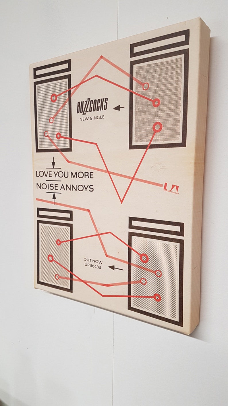 K&ouml;nnte beinhalten: Ein Vintage-Schallplattencover mit einem roten und wei&szlig;en Design. Das Schallplattencover zeigt den Bandnamen "Buzzcocks" und den Text "New Single". Das Schallplattencover zeigt auch den Text "Love You More Noise Annoys" und "Out Now UP 36433".