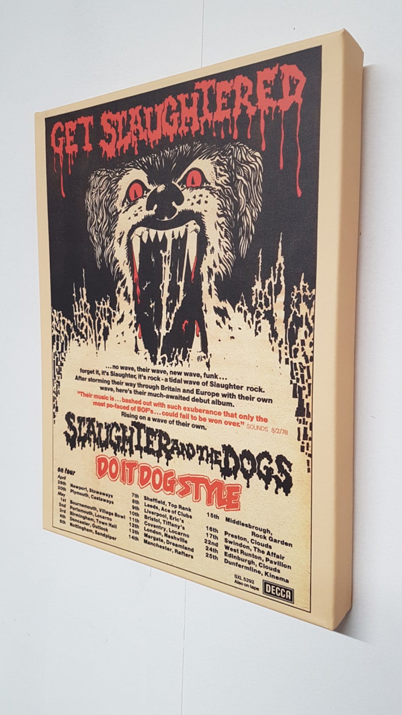 Może przedstawiać: Wydruk na pł&oacute;tnie z plakatem z koncertu w stylu vintage dla "Slaughter and the Dogs". Grafika przedstawia ilustrację warczącego psa z czerwonymi oczami i ociekającym tekstem z napisem "Get Slaughtered". Poniżej znajduje się harmonogram trasy.