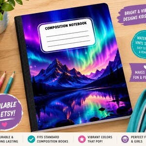 Könnte beinhalten: Ein Notizbuch mit einem farbenfrohen Motiv von Polarlichtern über einem Gebirge und einem See. Auf dem Einband befindet sich ein weißes Etikett mit der Aufschrift COMPOSITION NOTEBOOK und schwarzen Linien zum Beschriften.