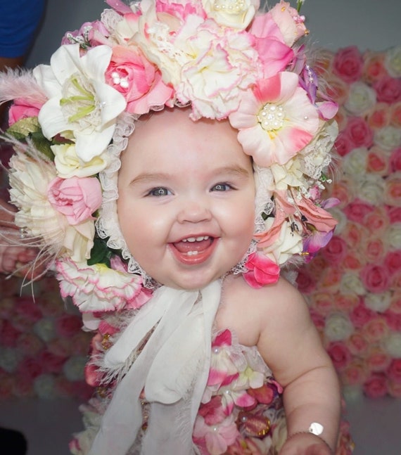 シッターズボンネット、ピンクの花のボンネット、赤ちゃんの写真