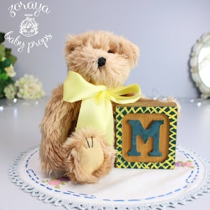 Peluche ours en peluche fait main avec cube en M, accessoire de photographie, souvenir, cadeau d'anniversaire, ours à mémoire de nom, jouet d'exposition pour chambre d'enfant de 7 po.