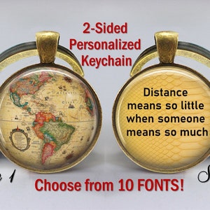 Puede incluir: Un llavero personalizado de dos caras con un mapa del mundo vintage en un lado y la cita "La distancia significa tan poco cuando alguien significa tanto" en el otro lado. Elige entre 10 fuentes.