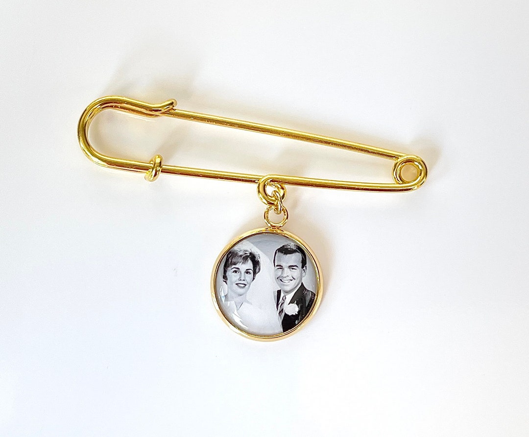 Épinglette en or avec breloque photo dorée Épinglette à la mémoire du ...