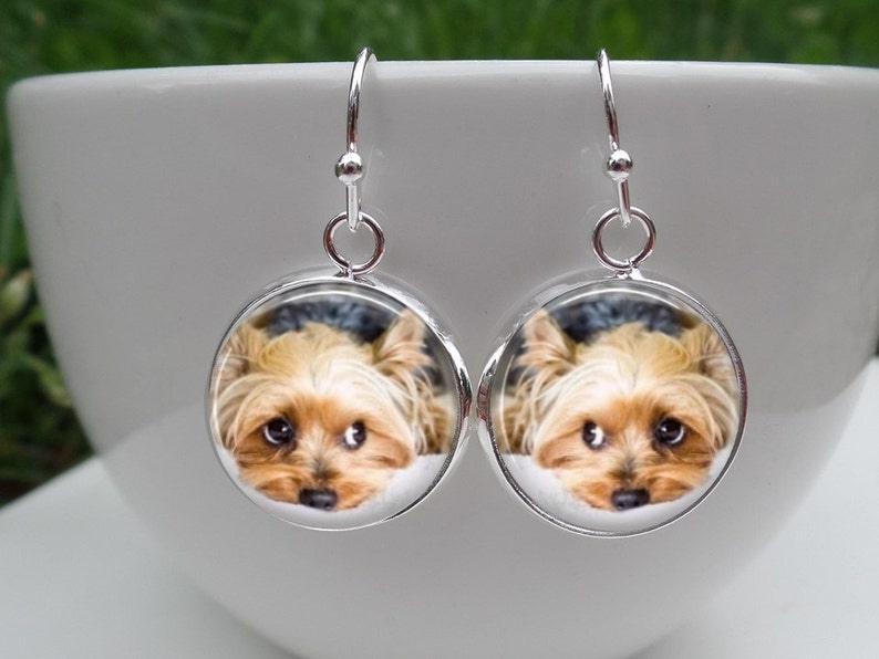 Boucles D'oreilles Pendantes Yorkshire 3D Avec Yeux Saphirs Bleus - Plaqué Or 18 Carats - Neuf Avec étiquettes