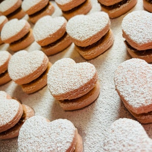 Heart-shaped Alfajores, Dulce de leche cookies