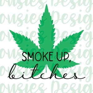 Puede incluir: Gráfico de una hoja de cannabis verde con las palabras "SMOKE UP, bitches" en escritura negra. El fondo presenta un patrón repetido de las palabras "monsies designs" en verde claro.