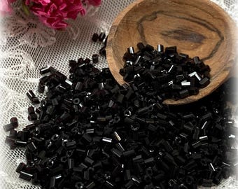 Miçangas de vidro pretas, estilo canutilho, 2-3 mm de comprimento x 2 mm de altura - Preto sólido - Estilo vitoriano - Mesmo tamanho das miçangas antigas - Pacote de 28 g (1 oz); mais de 1000 miçangas