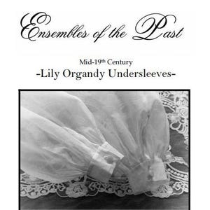 Pode incluir: Um par de mangas de renda de organdí de algodão branco com um babado franzido no pulso. As mangas de renda são abotoadas com botões de madrepérola e têm um fecho de cordão na parte superior. -Lily Organdy Undersleeves- Meados do século XIX