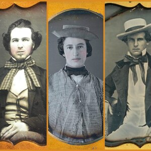 Puede incluir: Tres fotograf&iacute;as antiguas de ferrotipo de hombres con atuendo formal. Los hombres llevan sombreros, corbatas de lazo y chaquetas. Las fotograf&iacute;as est&aacute;n en marcos ovalados con bordes dorados.