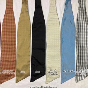 Puede incluir: Diez pajaritas diferentes en varios colores y patrones, incluyendo rojo vino, cuadros brillantes, dorado, negro, azul y amarillo, cielo helado, cuadros azul y verde espuma de mar, y azules helados. Las pajaritas est&aacute;n dispuestas horizontalmente a trav&eacute;s de la imagen. El texto "www.EnsemblesofthePast.com" est&aacute; en la parte inferior de la imagen.