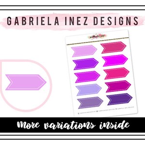 Puede incluir: Una hoja de pegatinas con una variedad de formas de flechas moradas, rosas y lavanda. Las pegatinas están diseñadas por Gabriela Inez Designs. El texto "more variations inside" está impreso en la parte inferior de la hoja.