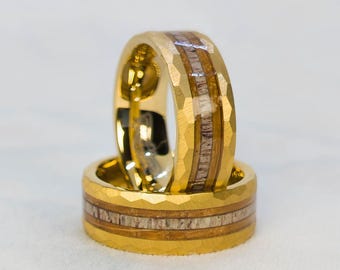 Anel com incrustação de chifre e madeira de barril de uísque reciclado: carboneto de tungstênio dourado
