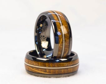 Anel de tungstênio: madeira de barril de uísque reciclada e incrustação de corda de guitarra